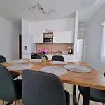 Leticia Apartament *